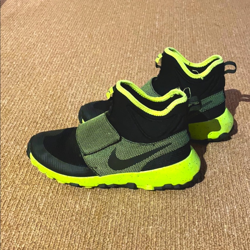 NIKE Roshe Mid Winter Stamina